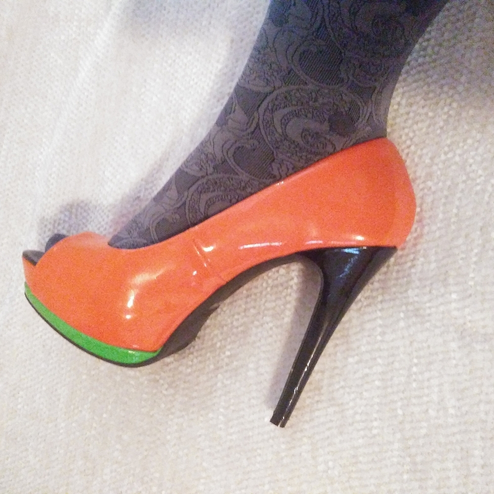 Orange platform. - Picture 2 of 3